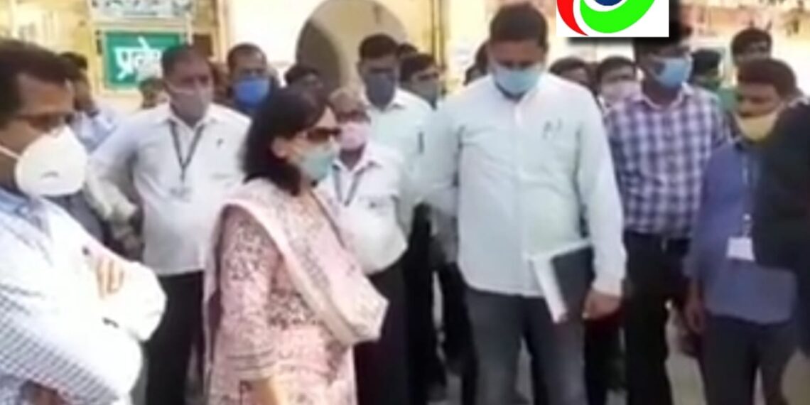 लखनऊ मंडल की डीआरएम ने नौतनवां स्टेशन का किया औचक निरीक्षण, गंदगी का अंबार देख लगाई फटकार