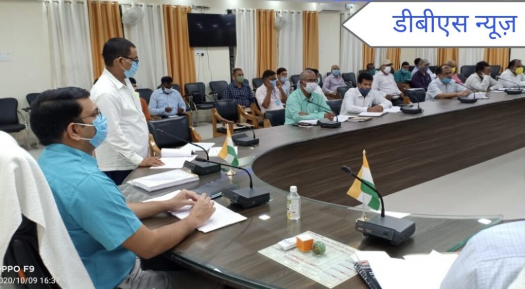महराजगंज : जिलाधिकारी डॉ. उज्ज्वल कुमार ने कलेक्ट्रेट सभागार में कि समीक्षा बैठक, समस्त अधिकारियों को आवश्यक कार्यवाही के लिए दिए दिशा निर्देश