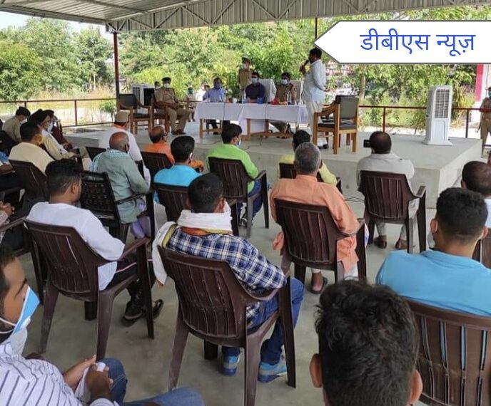 महराजगंज: जिलाधिकारी व पुलिस अधीक्षक के द्वारा पुलिस लाइन मे की गयी पीस कमेटी की बैठक