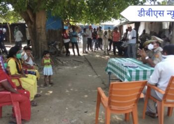 महराजगंज: कोल्हुई थानाध्यक्ष रामसहाय चौहान व इंस्पेक्टर वेव्यी सिंह ने मिलकर महिलाओं को किया जागरूक