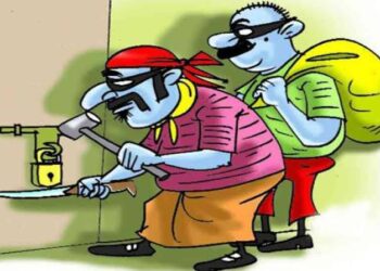 महराजगंज/परसा मलिक: खलियान में खड़ा कंबाइन की बैटरी का चोरो ने किया हाथ साफ