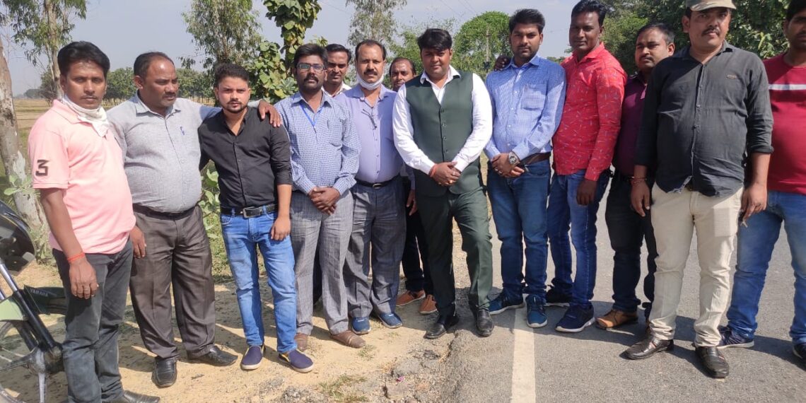 पत्रकारों की सम्पन हुई बैठक, तस्करों से मिल खाकी पर दाग लगाने वालों की हुई निंदा