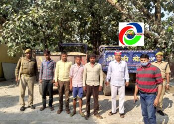 नौतनवा एसडीएम की गाड़ी देख भागे बालू खनन माफिया, दो ट्रैक्टर ट्राली सीज चार गिरफ्तार