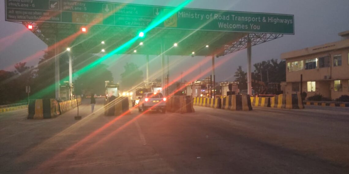 नौतनवां: स्थानीय वाहन चालकों को टोल के मोल से मिली मुक्ति, छपवां टोल प्लाजा पर पूर्व की भांति जारी रहेगी राहत