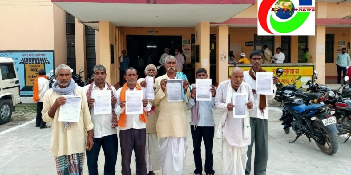 नौतनवां: पीएम आवास में धांधली की उपजिलाधिकारी से शिकायत