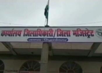 सिद्धार्थनगर: तस्कर से घूस लेते हुए कस्टम ऑफिसर का वीडियो वायरल