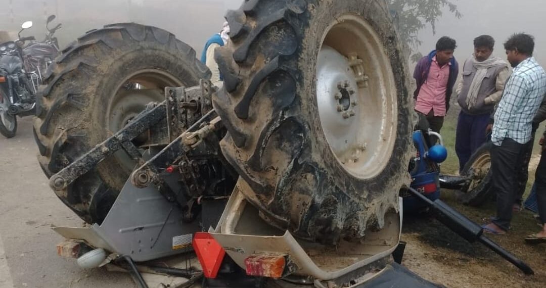 दुर्घटना: बीतीरात नौतनवां आ रही टैक्टर टोल प्लाजा खम्भे से टकरा कर पलटी