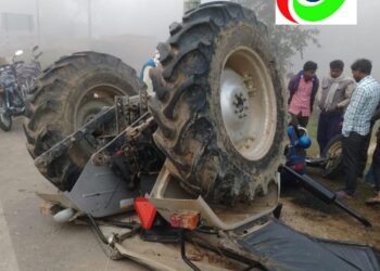 दुर्घटना: बीतीरात नौतनवां आ रही टैक्टर टोल प्लाजा खम्भे से टकरा कर पलटी