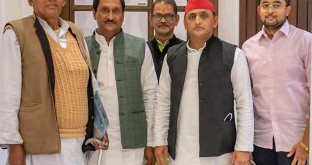 राजनीति: ठंड सर्दियों के बीच फिर गरमायेगी सियासत, पूर्व मुख्यमंत्री अखिलेश से दो दिवसीय मिले पूर्व सांसद कुंवर अखिलेश