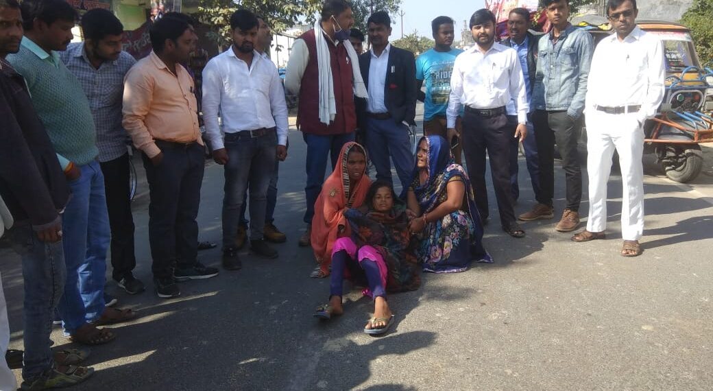 पुलिसिया लापरवाही में नौतनवां तहसील मुख्य मार्ग पर दस वर्षीय अचेत बलिका के साथ महिला धरने पर बैठी, सड़क जाम समर्थन में उतरे अधिवक्ता