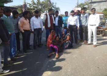 पुलिसिया लापरवाही में नौतनवां तहसील मुख्य मार्ग पर दस वर्षीय अचेत बलिका के साथ महिला धरने पर बैठी, सड़क जाम समर्थन में उतरे अधिवक्ता