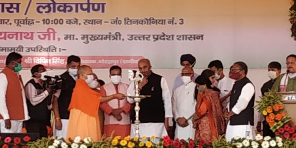 सीएम योगी आदित्यनाथ जंगल तिनकोनिया नंबर 3 शिलान्यास/लोकार्पण व दीपावली उत्सव कार्यक्रम में पहुच दीप प्रज्वलित किया
