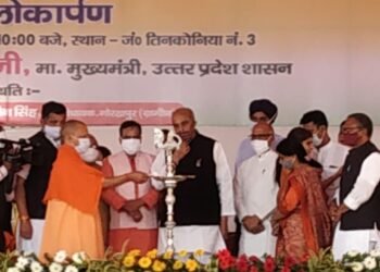 सीएम योगी आदित्यनाथ जंगल तिनकोनिया नंबर 3 शिलान्यास/लोकार्पण व दीपावली उत्सव कार्यक्रम में पहुच दीप प्रज्वलित किया