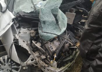 सिद्धार्थनगर: तेज रफ्तार से अनियंत्रित होकर पुलिया से टकराई कार, कार के उड़े परखच्चे