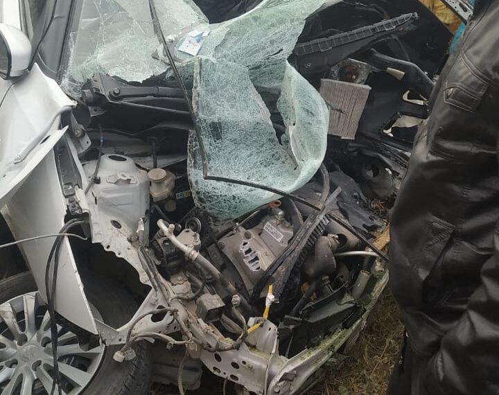 सिद्धार्थनगर: तेज रफ्तार से अनियंत्रित होकर पुलिया से टकराई कार, कार के उड़े परखच्चे