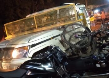 कैम्पियरगंज: पुलिस की बैरियर तोड़ बोलेरो फिल्मी अंदाज में उड़ाया