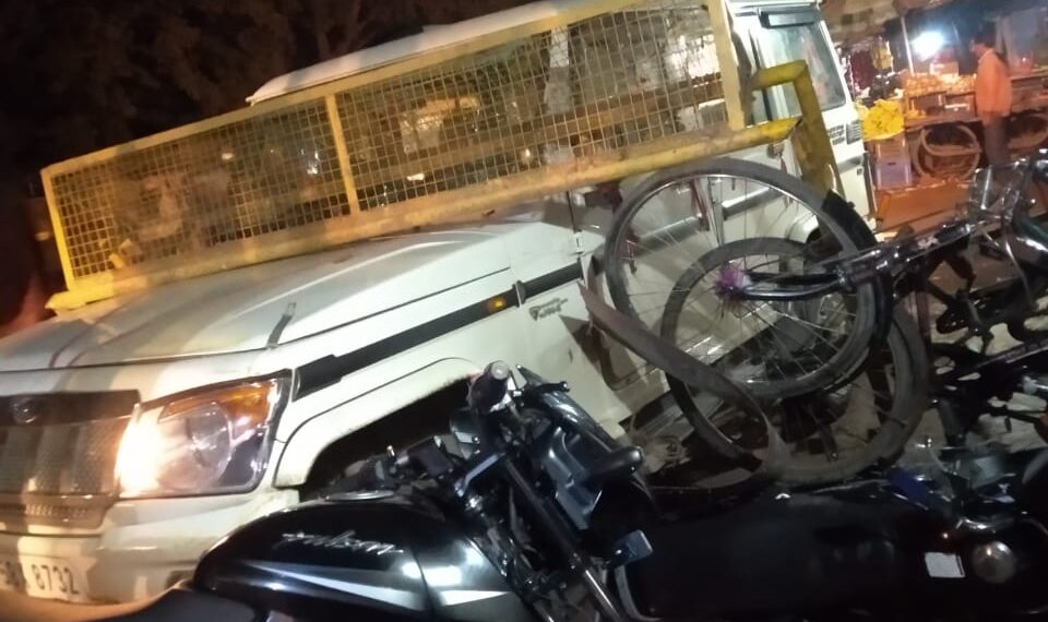 कैम्पियरगंज: पुलिस की बैरियर तोड़ बोलेरो फिल्मी अंदाज में उड़ाया