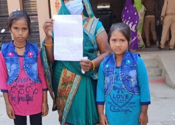 नौतनवां: जमीन पर कब्जा पाने को दो साल से भटक रही विधवा