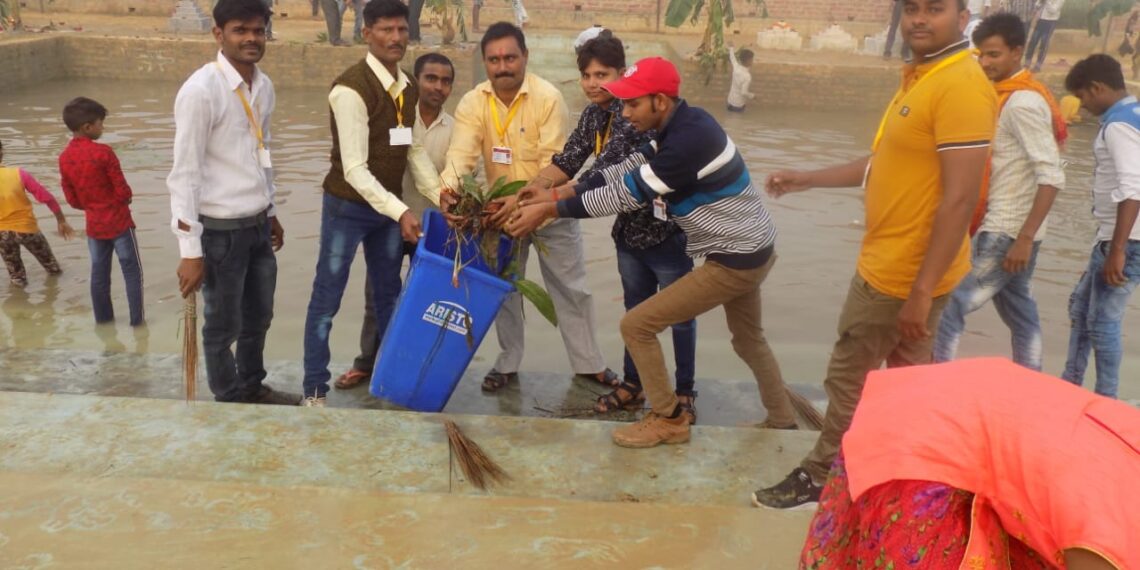 नौतनवां: महापर्व छठ की तैयारीयां जोरों पर, पुरैनिहा के माँ सर्वा देवी छठ घाट पर अर्घ्यदान के लिए की जा रही सफाई
