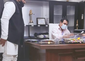 सिद्धार्थनगर: धान क्रय केन्द्र की अनियमितताओं को लेकर सपा नेता कमाल ने निदेशक को दिया ज्ञापन