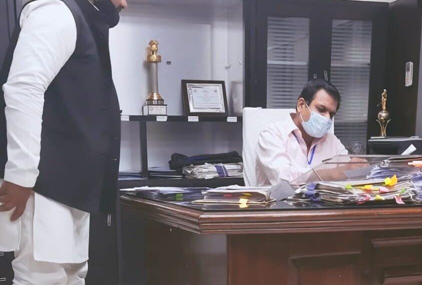 सिद्धार्थनगर: धान क्रय केन्द्र की अनियमितताओं को लेकर सपा नेता कमाल ने निदेशक को दिया ज्ञापन