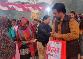 नौतनवां: छठ महापर्व पर व्रतियों ने किया अर्घ्यदान, बिभिन्न समाज सेवियों ने वितरण किये श्रद्धालुओं में प्रसाद