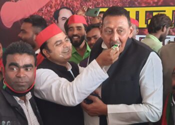 महराजगंज सपा पार्टी कार्यालय पर समाजवादियों ने केक काट मनाया नेता जी का जन्मदिन