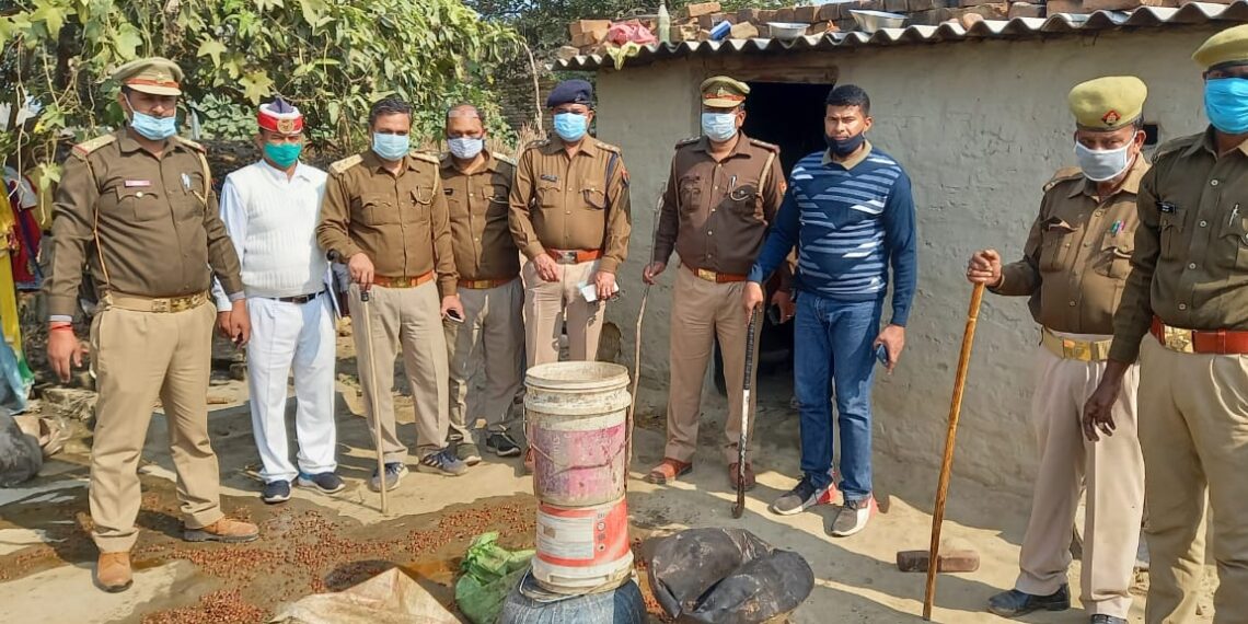 नौतनवां: एसडीएम और सीओ की सयुंक्त टीम अवैध कच्ची पर की कार्यवाही, 13 हजार लीटर किया नष्ट