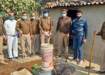 नौतनवां: एसडीएम और सीओ की सयुंक्त टीम अवैध कच्ची पर की कार्यवाही, 13 हजार लीटर किया नष्ट