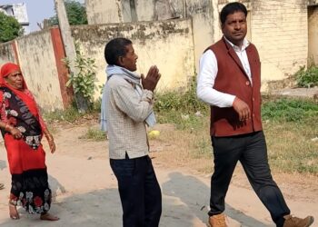 नौतनवां: महिला और लेखपाल का वीडियो वायरल, लेखपाल पर 20 हजार घूस लेने का आरोप, देखे वीडियो