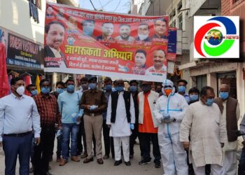 नौतनवां: दो गज दूरी मास्क है जरूरी” स्लोगन से उप्र उधोग व्यापार युवा जिला इकाई ने शुरू किया जागरूकता अभियान, सीओ ने भी बांटे मास्क