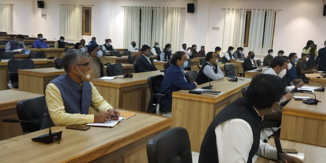 खिचड़ी मेले को कोविड-19 नियमों का पालन करते हुए सकुशल संपन्न कराने के लिए अधिकारियों के साथ सीएम ने की बैठक