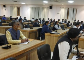 खिचड़ी मेले को कोविड-19 नियमों का पालन करते हुए सकुशल संपन्न कराने के लिए अधिकारियों के साथ सीएम ने की बैठक