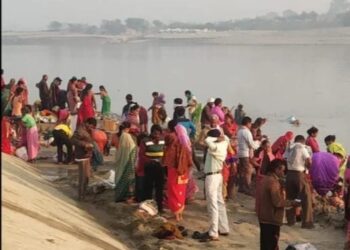 श्रद्धालुओं ने लगाई आस्था की डुबकी, स्नान के लिए राप्ती तट पर की गई बैरिकेडिंग