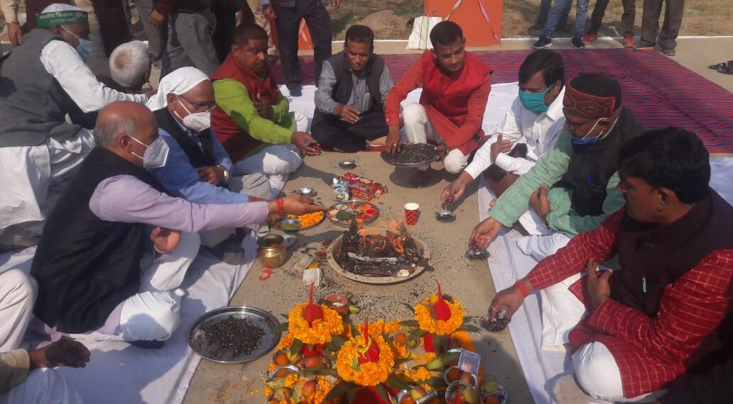 पिपराइच चीनी मिल के तीसरे गन्ना पेराई सत्र 2020-21 सोमवार को पूजन हवन के साथ शुभारंभ हुआ