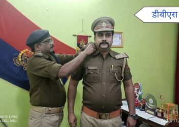 महराजगंज: पुलिस अधीक्षक द्वारा वर्दी पर स्टार लगाकर दी गई पदोन्नति की बधाई व उज्जवल भविष्य की शुभकामनाएं