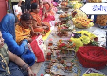 महराजगंज: छठ व्रती महिलाओं ने डूबते सूर्य को महाव नदी के तट पर दिया अर्घ्य