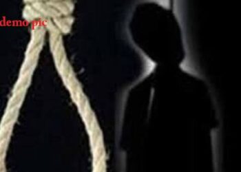 महराजगंज: जिला पंचायत कार्यालय में फंदे से लटकता मिला चपरासी का शव, कार्यालय में मची हडकंप