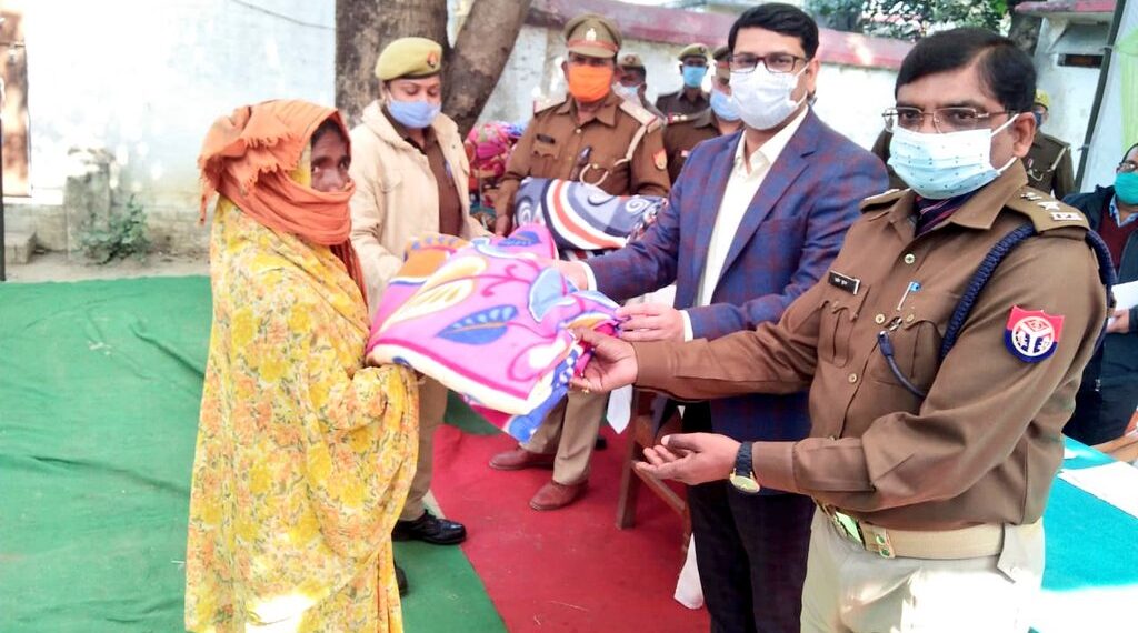 महराजगंज: पुरंदरपुर में समाधान दिवस पर डीएम एवं एसपी ने सुनी फरियाद, बांटे कम्बल