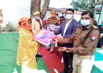 महराजगंज: पुरंदरपुर में समाधान दिवस पर डीएम एवं एसपी ने सुनी फरियाद, बांटे कम्बल