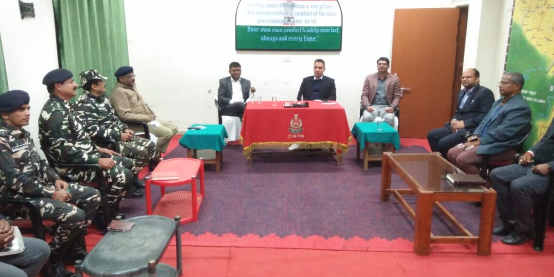 नोडल अधिकारी पुलिस महानिरीक्षक एवं मंडलायुक्त ने इंडो नेपाल बॉर्डर ठूठीबारी का किया भ्रमण, SSB के अधिकारियों संग की बैठक