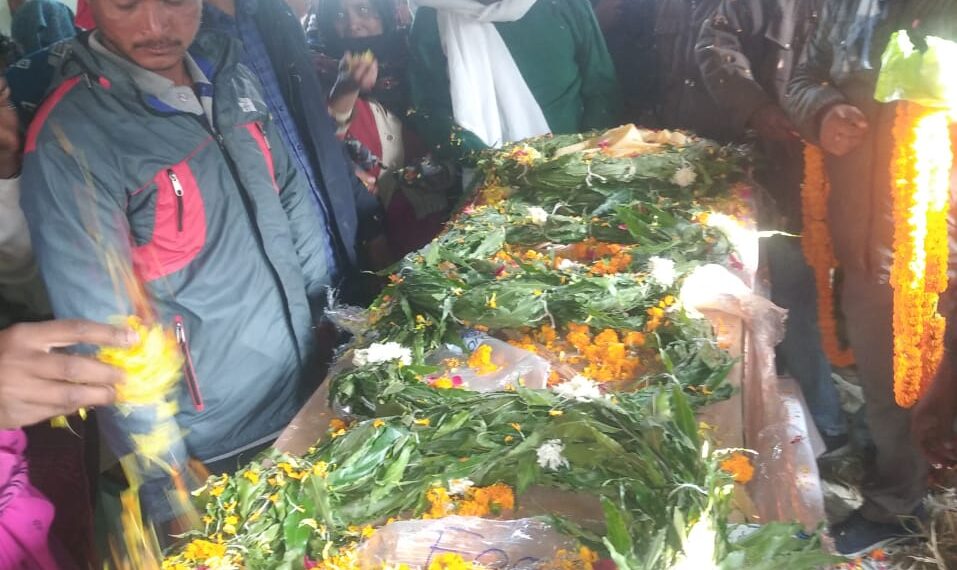 शहीद की पार्थिव शरीर पहुची गांव, ग्रामीणों ने दी अंतिम विदाई