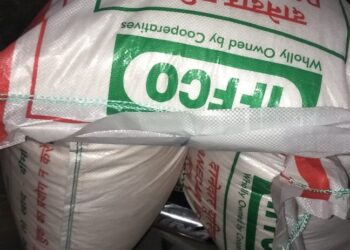 सरकारी क्रय केंद्र पर हो रही खाद की तस्करी, किसानो को झेलना पड़ रहा खाद की समस्या