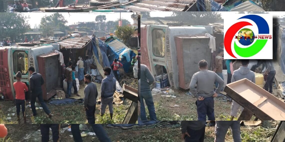 नौतनवां: अनियंत्रित होकर गुमटी पर पलटी ट्रक