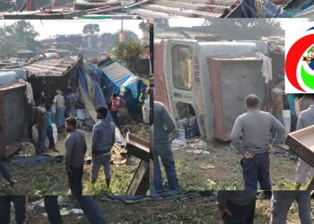 नौतनवां: अनियंत्रित होकर गुमटी पर पलटी ट्रक