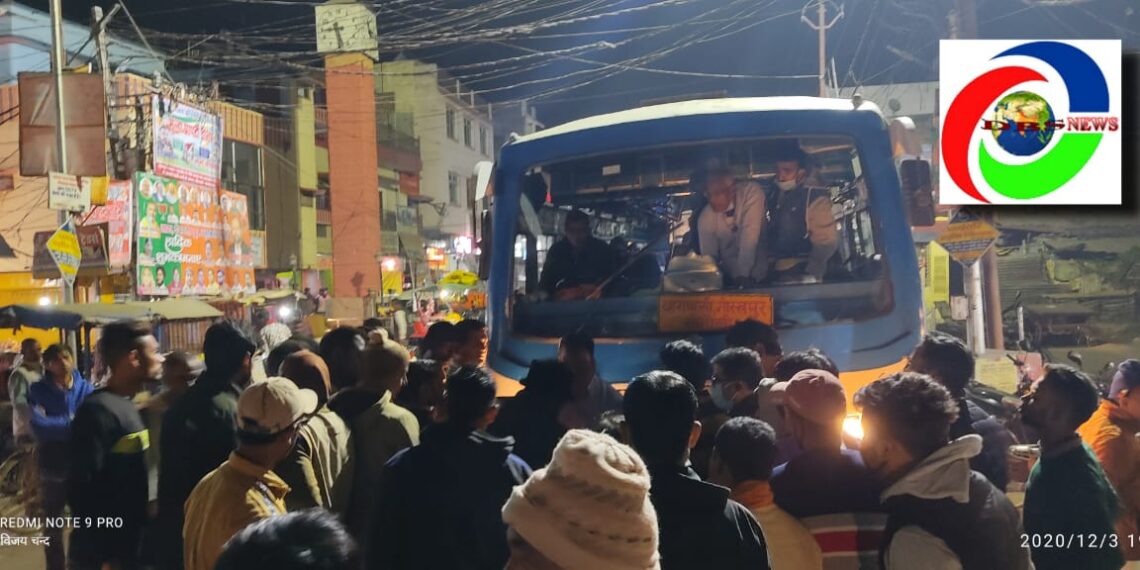 नौतनवां: घंटाघर चौराहे पर लोगो की जुटी भीड़, बस को देना पड़ा जुर्माना