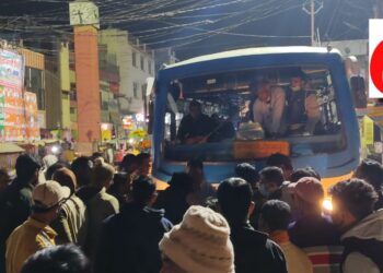 नौतनवां: घंटाघर चौराहे पर लोगो की जुटी भीड़, बस को देना पड़ा जुर्माना