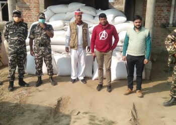 नौतनवां: एसडीएम और एसएसबी की सयुंक्त कार्यवाही में पकड़ी गयी अवैध तरीके से संचालित रसायनिक खाद गोदाम, सील