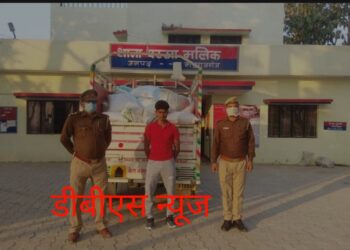 परसा मलिक पुलिस ने पकड़ा एक पिकअप सहित 65 बोरी खाद