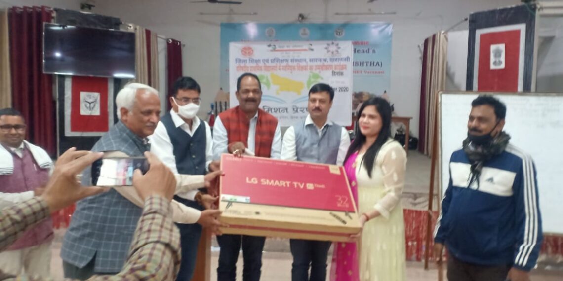 सराहनीय: वाराणसी में समाजसेवी ने परिषदीय विद्यालय को सौंपा 32 इंच एलईडी टीवी